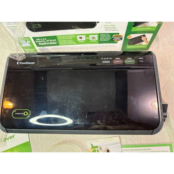 The FoodSaver® FM2100 Vacuum Sealing System - Picture 2 of 8